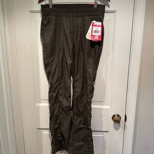 NWT Northface Women’s Aphrodite 2.0 Pants Taupe (Dark Green) Size Medium Regular